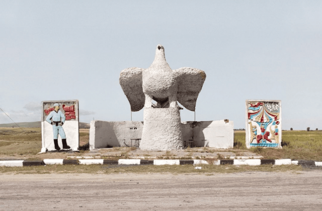 Гордая птица украшает одну из остановок Кыргызстана