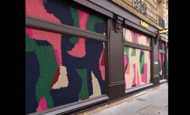 Мозг взрывается от такой рекламы: фасад магазина Ba&amp;sh в Париже