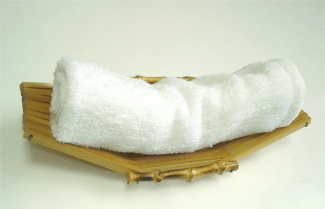 В ресторанах Японии перед подачей блюд приносят осибори — слегка влажное полотенце, с помощью которого посетители вытирают руки