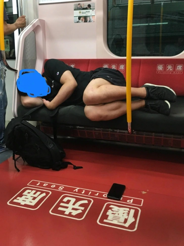Некоторые японцы спят в метро, положив (или уронив) телефон рядышком. И никто его не трогает. А все потому, что уровень безопасности позволяет
