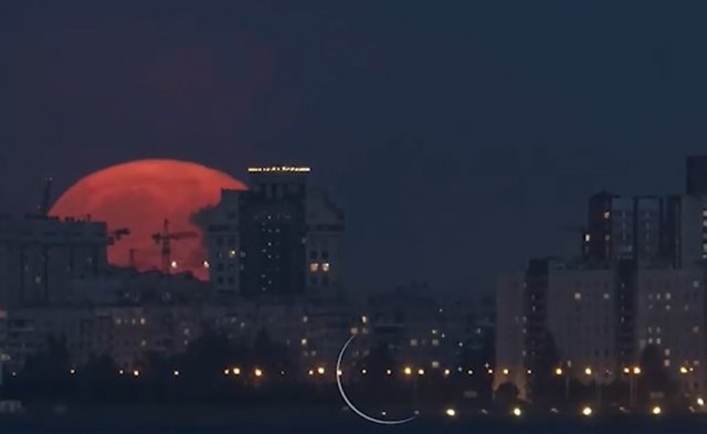 Суперлуние наблюдали жители Петербурга в ночь на 2 августа