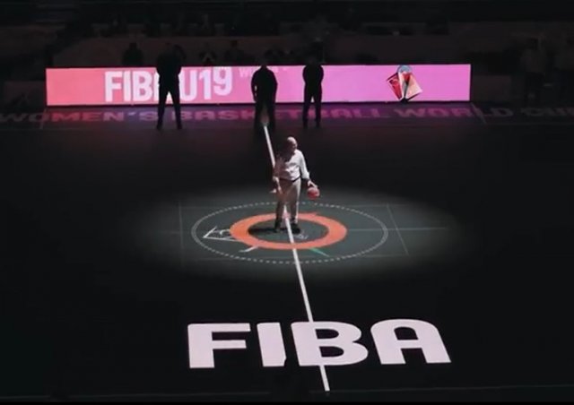 На баскетбольном матче в Испании впервые опробовали светодиодный пол