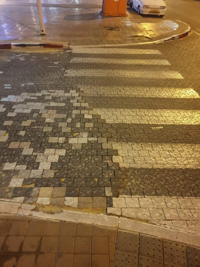 Замена тротуарной плитки превратилась в хаос