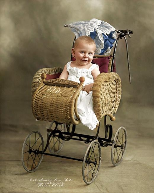 Младенец в прогулочной коляске, 1900 год