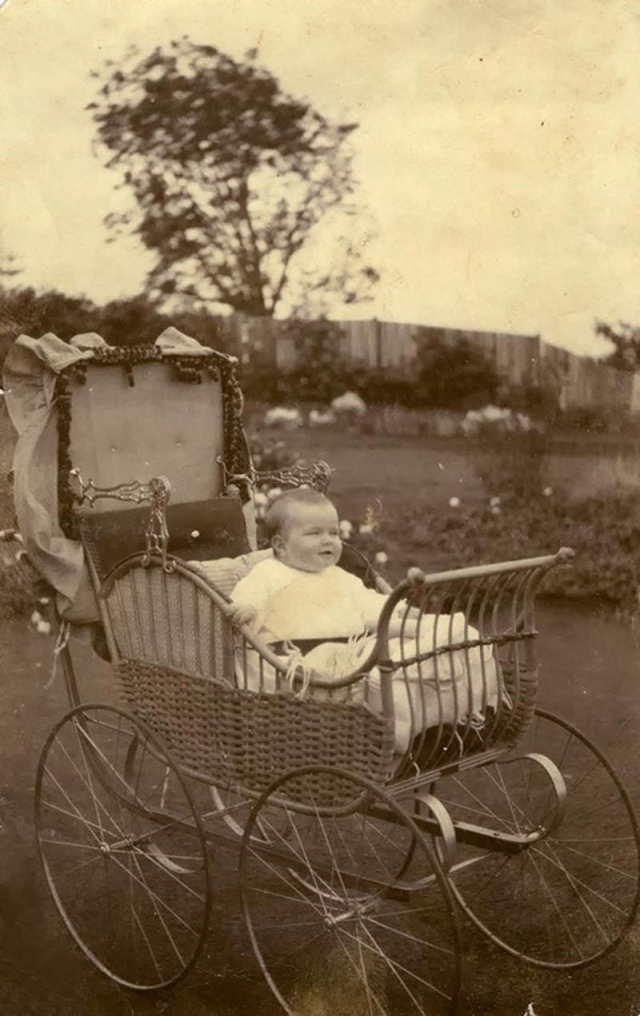 Ребёнок в тростниковой коляске, 1914 год