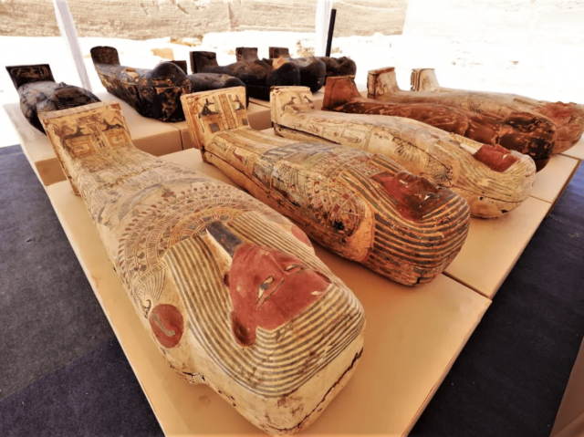 Археологи обнаружили сотни красочных саркофагов в Саккаре, Египет