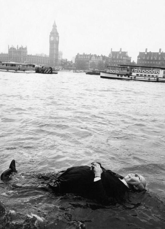 Альфред Хичкок, получает вдохновение в реке Темзе, 1958 год.