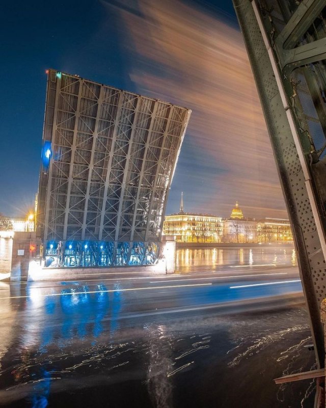 Как разводят Дворцовый мост в Санкт-Петербурге