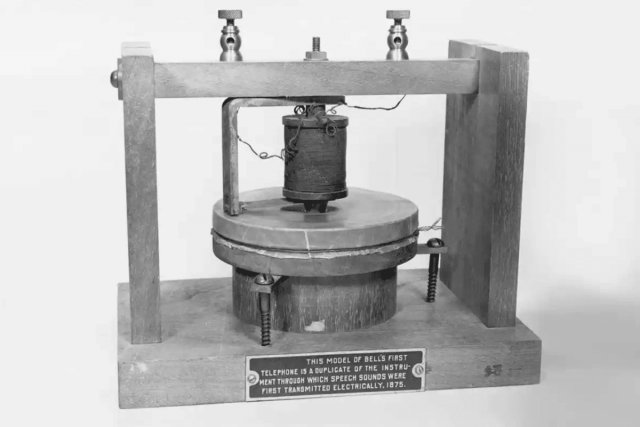 Первый в мире телефон, изобретённый Александром Беллом, 1875 год