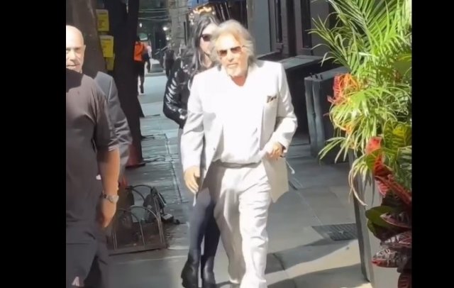 83-летний молодой отец Аль Пачино гуляет со своей девушкой