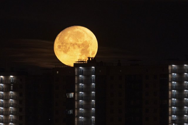 Жители России делятся кадрами &quot;Голубой Луны&quot;: в следующий раз ее увидят лишь в 2037 году
