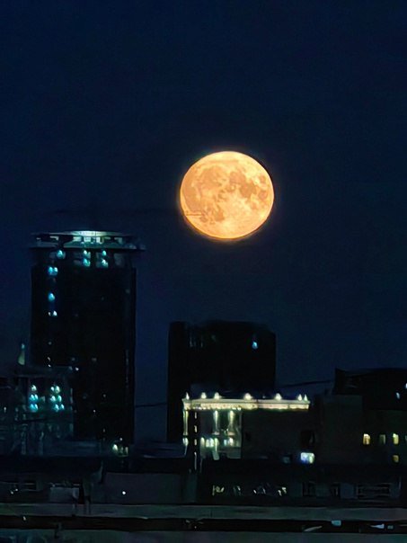 Жители России делятся кадрами &quot;Голубой Луны&quot;: в следующий раз ее увидят лишь в 2037 году