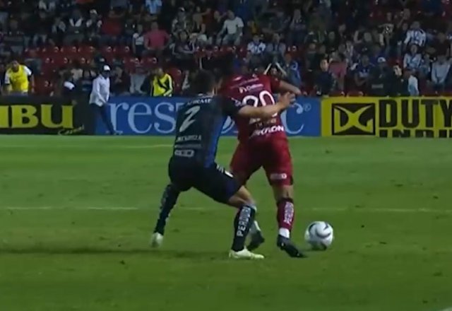 Футболист мексиканского &quot;Керетаро&quot; Омар Мендоза удивил &quot;подкатом&quot; и получил красную карточку
