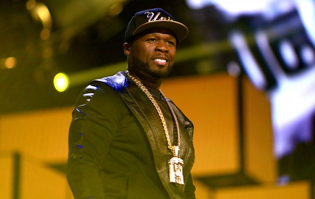 Рэпер 50 Cent бросил микрофон в фанатку и разбил ей голову
