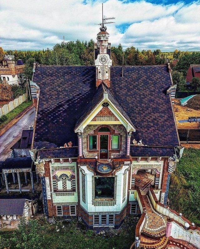 Необычный особняк в Петербурге с совой
