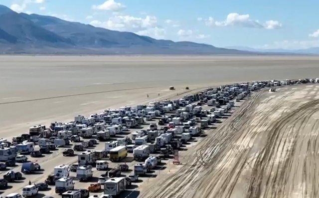 Апокалиптические кадры 60 тысяч человек, которые стоят в пробке на Burning Man