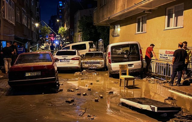 Стамбул затопило после сильнейшего ливня