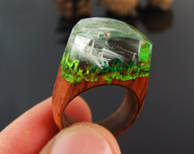 Деревянное кольцо с деталями из смолы