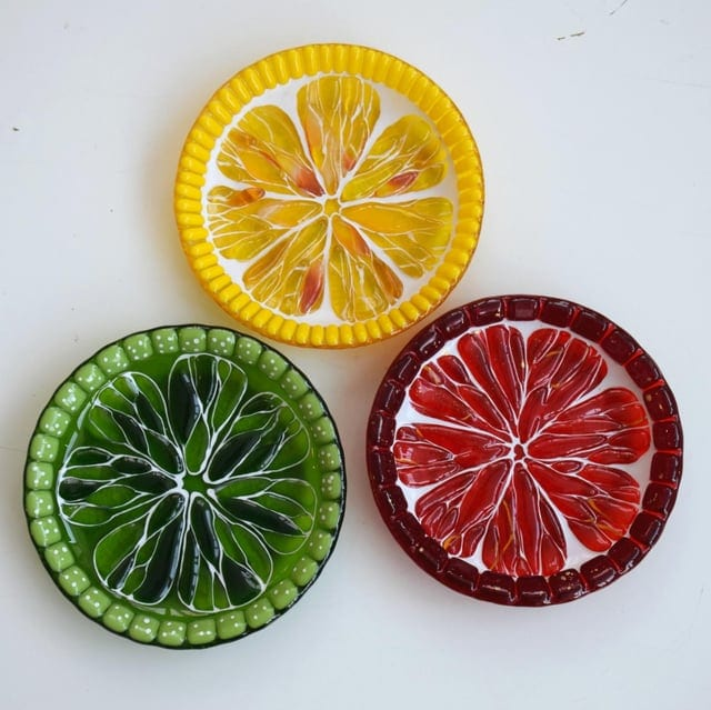 Разноцветные стеклянные тарелки в виде лимонных слайсов