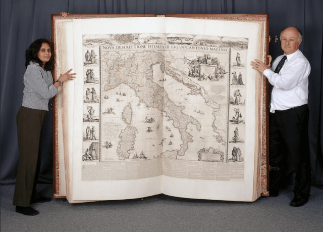 Самая большая в мире книга, высота которой достигает почти 2 метров