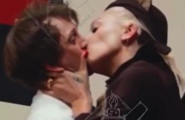 Страстный поцелуй женатого Дениса Дорохова и разведенной Насти Ивлеевой
