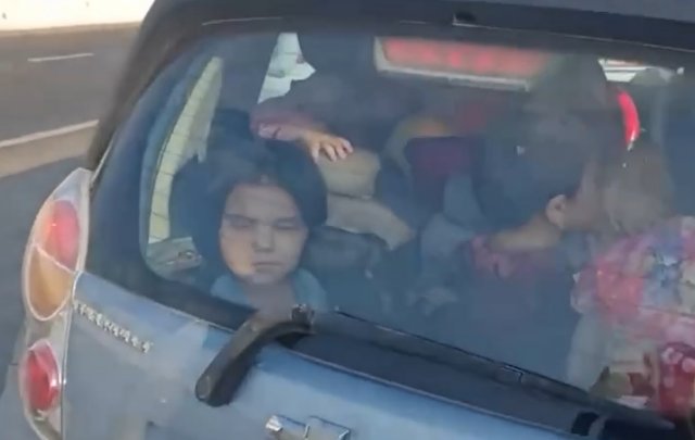 В Узбекистане женщина-водитель на автомобиле «Spark» перевозила 25 детей