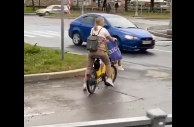 Яжемать в Петербурге посадила ребенка на переднюю часть велосипеда и поехала на дорогу