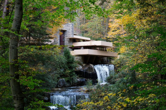«Дом над водопадом» американского архитектора Фрэнка Ллойда Райта