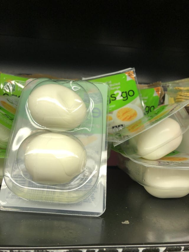 Уже сваренные и очищенные яйца в индивидуальной упаковке