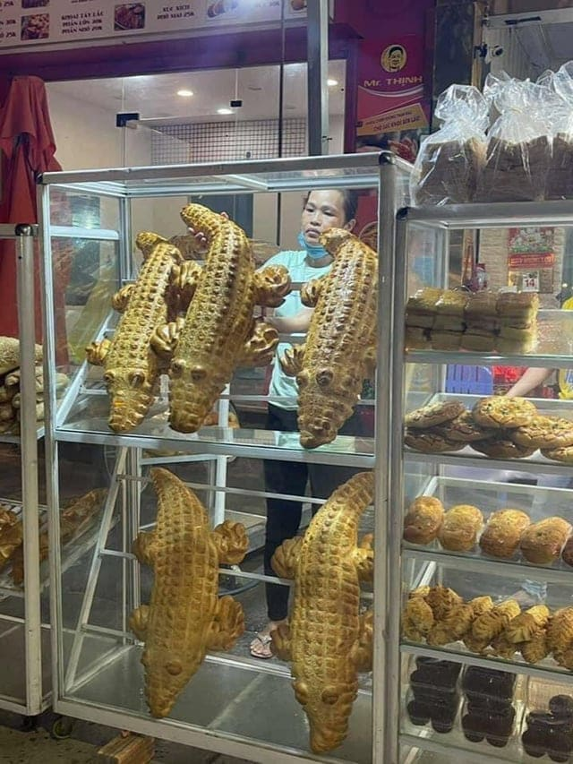 Крокодиловый хлеб в пекарне во Вьетнаме