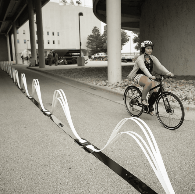 Защитные барьеры в виде волн для велосипедистов