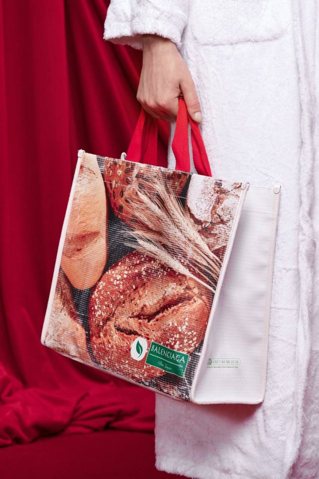 Balenciaga выпустила сумку-тоут за 177 тысяч рублей - в России такие продаются в &quot;Пятерочке&quot;