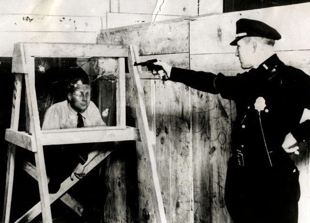 Испытание пуленепробиваемого стекла. Нью-Йорк, 1931 год.