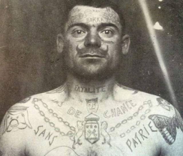 Заключенный французской тюрьмы, 1900-е. Усы татуировались в знак протеста против администрации.