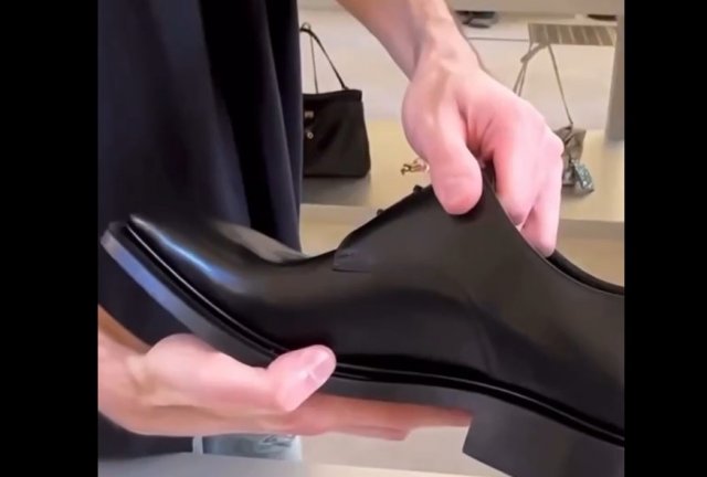Balenciaga представили свое новое дизайнерское решениe: клатч-ботинок