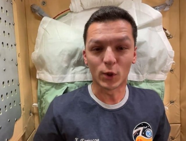 Космонавт Константин Борисов показал, как спят на МКС