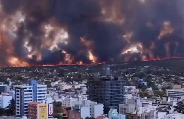 В Аргентине страшный пожар из-за одного мужчины, который захотел сделать кофе на огне