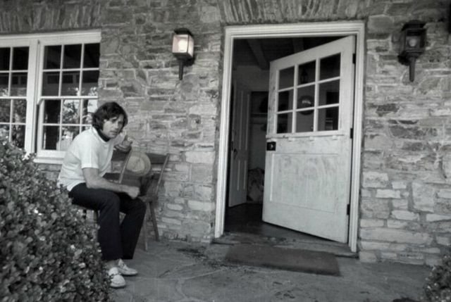 Режиссер Роман Полански сидит на окровавленном пороге своего дома после убийства его беременной жены, Шерон Тейт, последователями Чарльза Мэнсона. 1 августа 1969 года