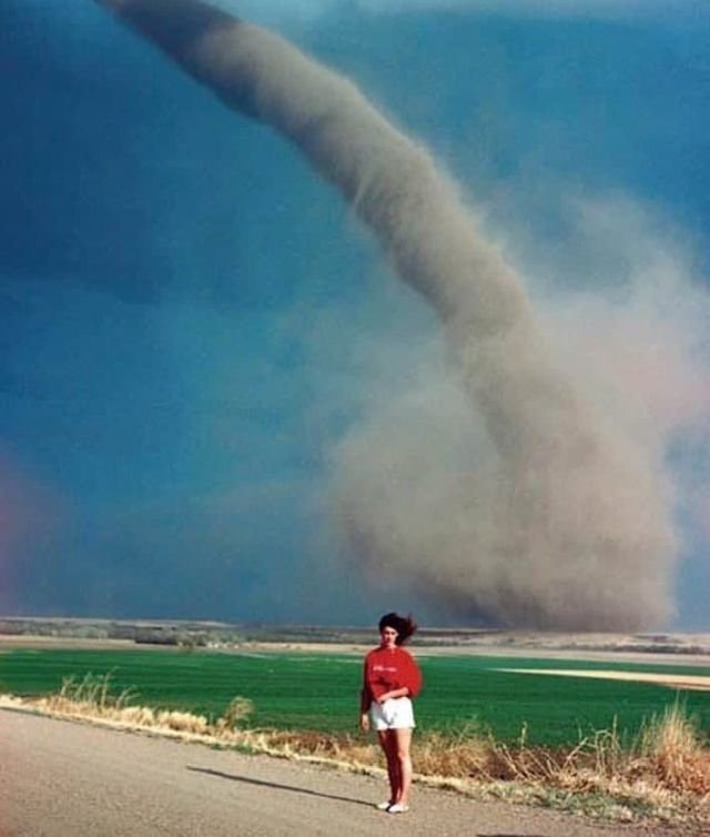 Девушка из Небраски - Одра Томас, фотографируется на фоне торнадо, Лето 1989 г.