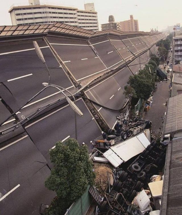Шоccе в Кобе (Япония), после Bеликого землетрясения Хансин-Авадзи силой 7,3 по шкале Рихтера, 17 января 1995-й год.