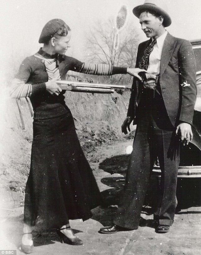 Совместное фото грабителей Бонни и Клайда в 1933 году.