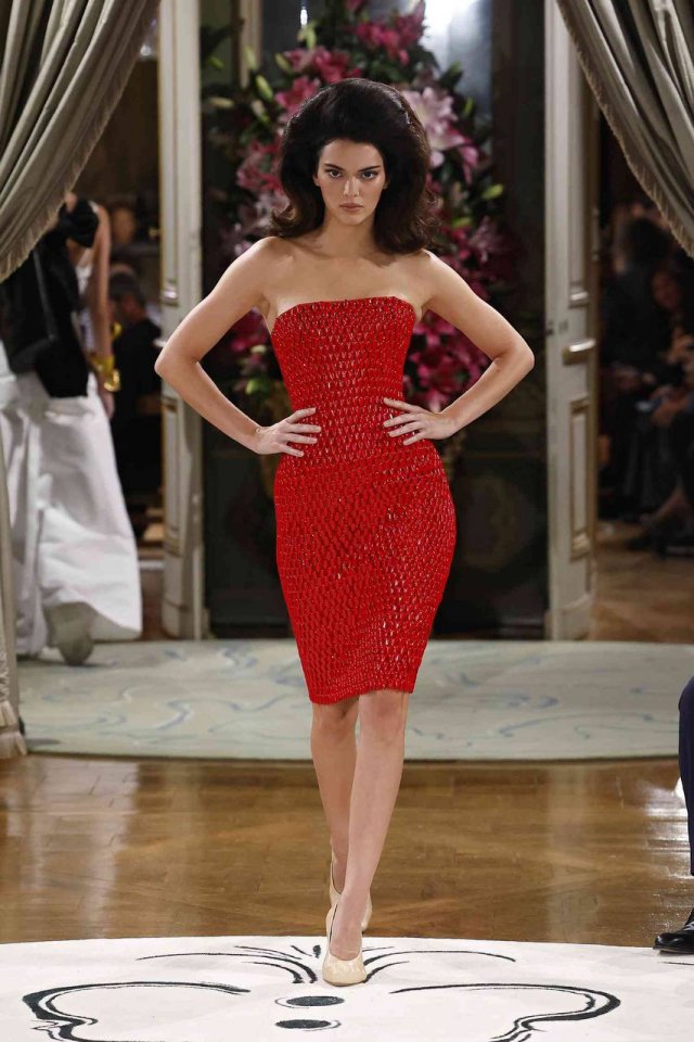 Платье Кендалл Дженнер: на его создание ушло 550 часов