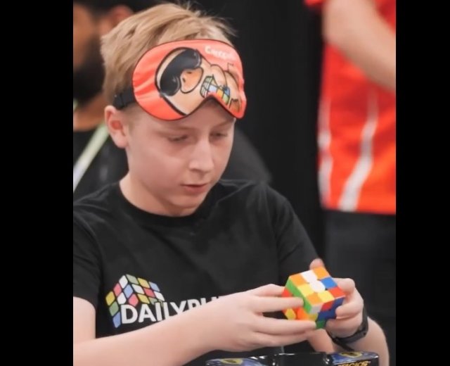 Новый мировой рекорд по сборке кубика Рубика вслепую