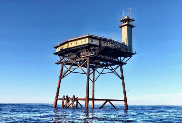Башня «Сковородка» — бывшая станция береговой охраны США. Позже её превратили в отель для любителей острых ощущений