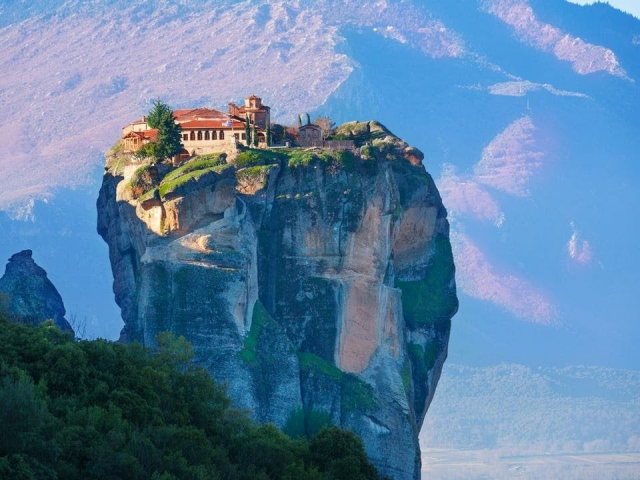 Монастыри Метеоры — одна из самых ярких достопримечательностей Греции