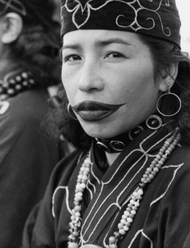 Женщина народа Айну с татуировкой-улыбкой на лице, 1960 год