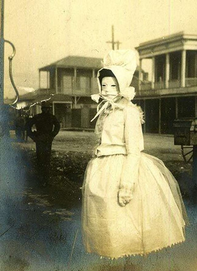 Женщина на Диком Западе в шляпе и маске, предназначенной для защиты кожи от солнечных лучей, 1903 год