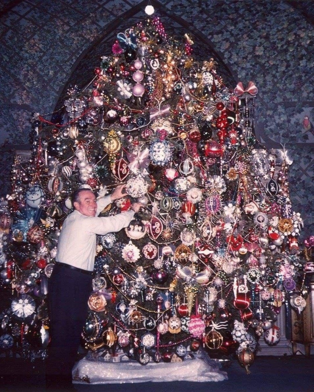 Звезда немого кино Гарольд Ллойд и его огромная рождественская ёлка, 1960-е годы