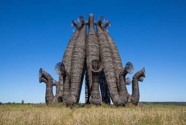 Ленд-арт скульптура от художника Николая Полисского под названием «Бобур»