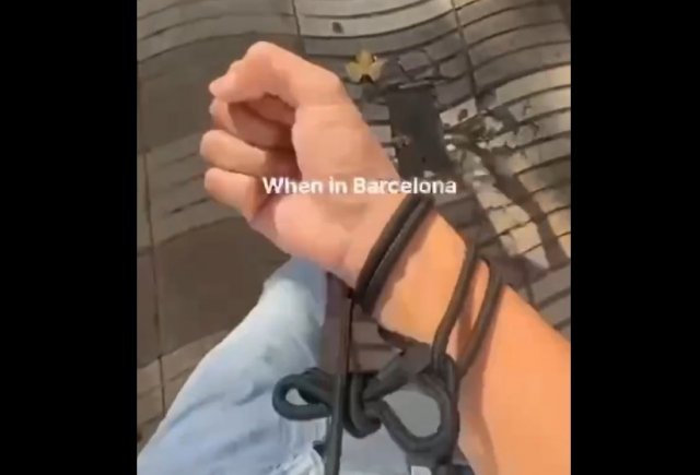 В Барселоне люди привязывают телефоны к руке из-за огромного количества воров
